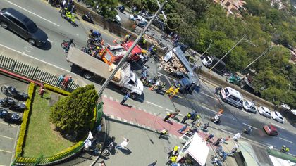 Imagen de  Accidente en la autopista Norte deja dos muertos; Policía capturó a saqueadores de la mercancía