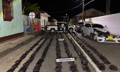 Persecución de película en carretera del Valle: conductor intentó escapar con cargamento de marihuana y terminó volcado