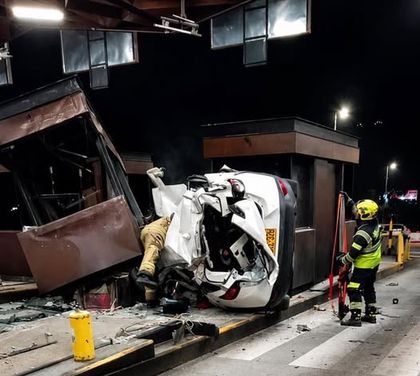 Imagen de  Vehículo destruyó caseta de peaje del Túnel de Oriente en aparatoso accidente