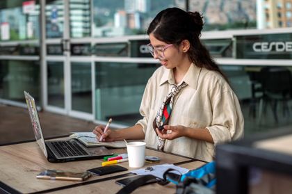 Imagen de  Más de 2 000 becas ofrecerán Comfama y el Cesde para carreras técnicas que integran IA e inglés