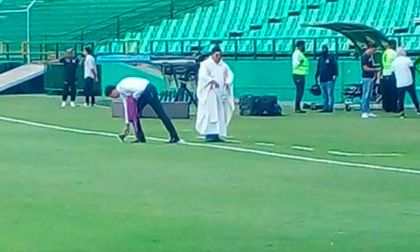 Se viraliza foto de un cura “exorcizando” el estadio del Deportivo Cali, al parecer, tras la mala racha del equipo