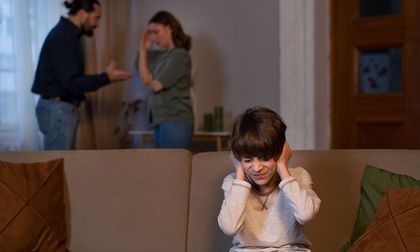 El trauma silencioso de crecer viendo infidelidades en casa