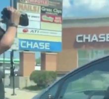 Viral: hombre atentó contra un vehículo y terminó golpeado por conductores