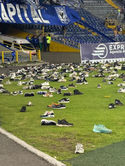 Imagen de  El Campín fue escenario de una insólita protesta: hinchas de Millonarios lanzaron zapatos a la cancha