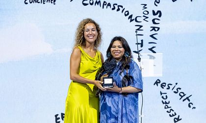 Lideresa indígena colombiana recibe el prestigioso DVF Award 2025
