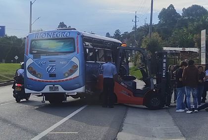 Imagen de Bus colisionó contra un carro estibador en la Autopista, en jurisdicción de Rionegro