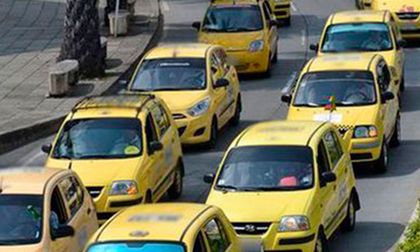 Nuevo ataque de motoladrones en Cali deja taxi baleado y pasajeras heridas