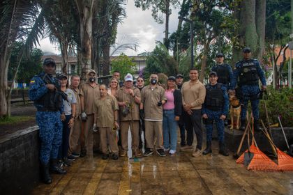 Imagen de  Personas privadas de la libertad en La Ceja cumplen labor social limpiando el parque principal
