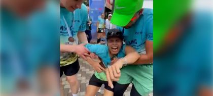 Imagen de  Entre lágrimas, y gracias a la solidaridad, corredor lesionado coronó la Media Maratón de Guatapé