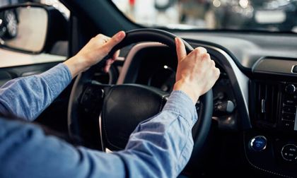 Tensión en vías de Cali entre conductor y “reguladores” informales del tránsito