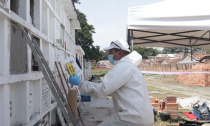 Recuperan 29 cuerpos en cementerio de Cartago
