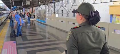 Imagen de “Me quedé abrazándola para salvaguardarla”: relato de la Auxiliar de Policía que salvó la vida de una mujer en el Metro de Medellín