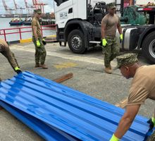 Armada llega a comunidades del Pacífico con más de 100 toneladas de ayuda humanitaria