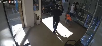 Imagen de  En video: robo en joyería de Barbosa: delincuentes utilizaron prendas de contratista de EPM