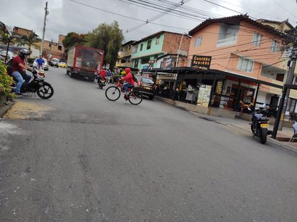 Imagen de  Comunidad de El Porvenir en Rionegro pide intervenir resalto que está causando accidentes