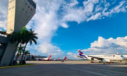 Un operador a la altura del aeropuerto