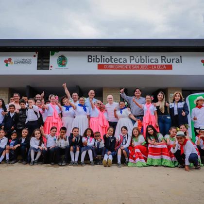 Imagen de  La Ceja entregó el colegio del corregimiento San José remodelado y la primera biblioteca rural