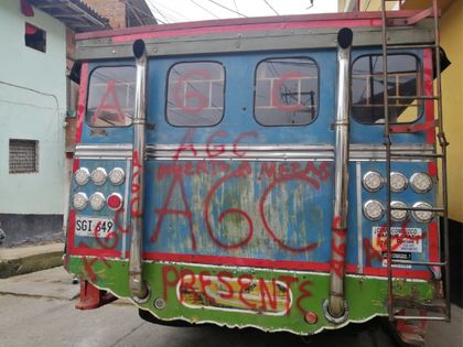 Imagen de  En Argelia, hombres con fusiles y camuflados rayaron chiva con las iniciales AGC