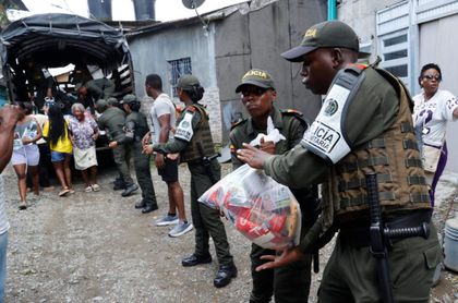 Imagen de  Ayuda humanitaria, incluida la del futbolista Jhon Arias, llega a víctimas del terremoto
