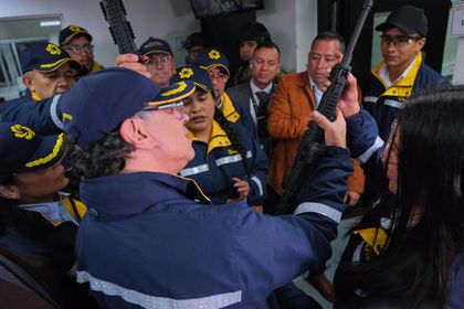 Imagen de Petro presenta el Jaguar, un fusil desarrollado por la industria militar colombiana
