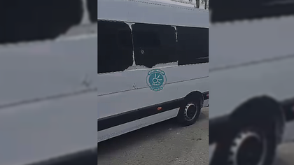 Imagen de Vehículo que iba con extranjeros desde Rionegro hacia Medellín también fue atacado en el paro de taxis