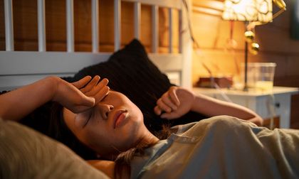 Por qué algunas personas sienten que alguien las observa al dormir