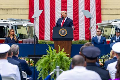 Imagen de  Trump recuerda a las víctimas del 11S con un acto solemne en el Pentágono