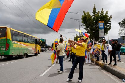 Imagen de  Campaña de De la Espriella sale a la calle vestida con la camiseta de selección Colombia