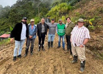 Imagen de  Concejales de La Ceja gestionaron maquinaria para mejorar vía en El Higuerón