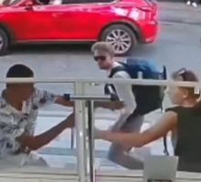 Video: así fue el momento en el que sujeto atacó con cuchillo a turistas