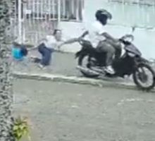 Madre y su hijo fueron arrastrados en la calle  por un motoladrón en Cali