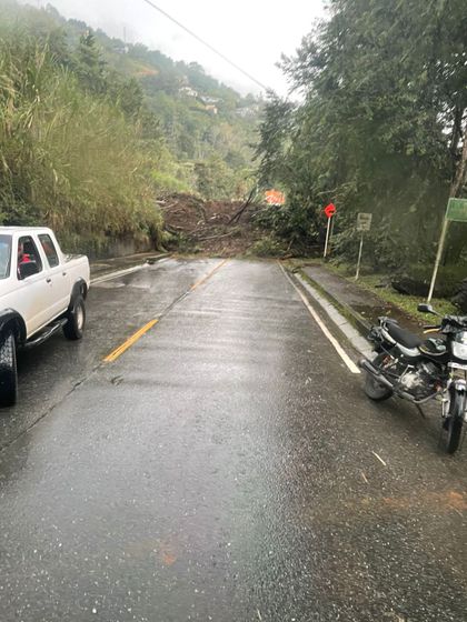 Imagen de  Cierre total de la vía en la loma de Los Balsos por deslizamiento: hay más de 90 reportes de emergencias en Medellín