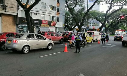 Conductor atropelló a un guarda de tránsito, se dio a la fuga y dejó la cédula