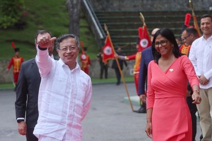 Imagen de  Petro es recibido por Delcy Rodríguez en primera visita a Venezuela tras captura de Maduro