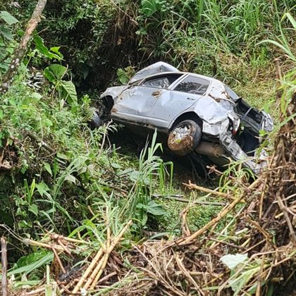 Imagen de Así quedó el vehículo que se fue a un abismo en la Autopista Medellín-Bogotá