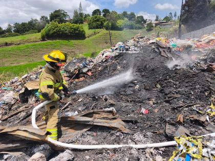 Imagen de Bomberos de Rionegro mantienen vigilancia en la Fundación Botellas de Amor para evitar que el incendio se reactive
