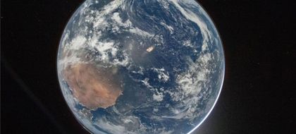 Imagen de NASA publica primeras fotos de la Tierra logradas por la misión Artemis II rumbo a la Luna