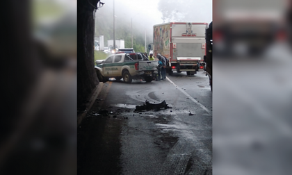 Vehículo de la Policía perdió el control en la Autopista