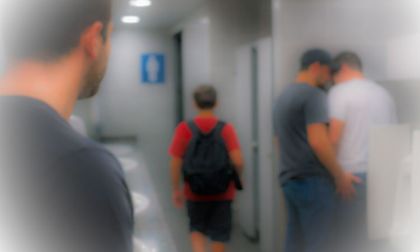 Denuncia sobre cruising en baños públicos en Cali: caso expuesto en TikTok alerta sobre situaciones incómodas y peligrosas