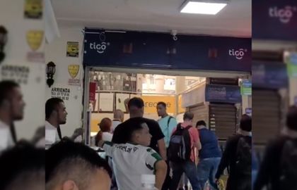 Imagen de  Video: entre aplausos, comerciantes del pasaje Ópera en Medellín celebraron la reapertura