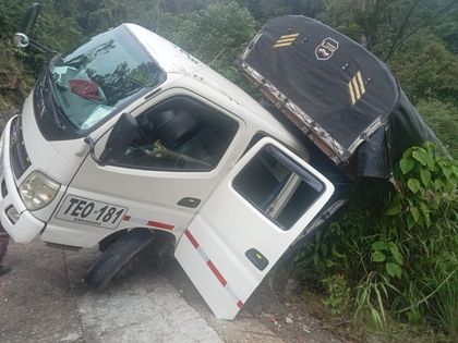 Imagen de Vehículo con personal de EPM estuvo a punto de caer a un abismo en Argelia