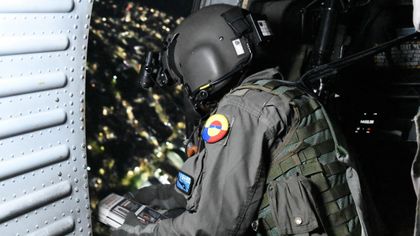 Imagen de Desde el aire lanzan volantes de los más buscados de Los Chivos y Las Independencias en Medellín y el Oriente