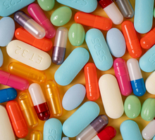 Los españoles visitan más al médico y consumen más medicamentos que los migrantes