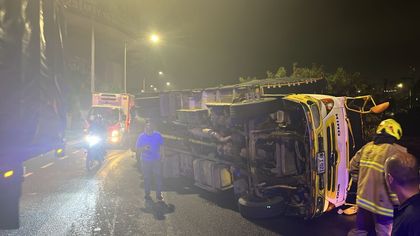Imagen de  Defensas viales del río Medellín impidieron que un camión cayera al afluente durante un accidente de tránsito