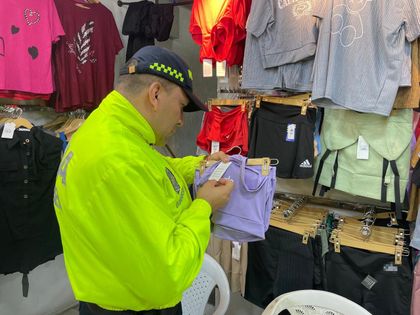 Imagen de  Incautaron más de 10 000 unidades de confección de contrabando en el centro de Medellín, avaluadas en mil millones de pesos
