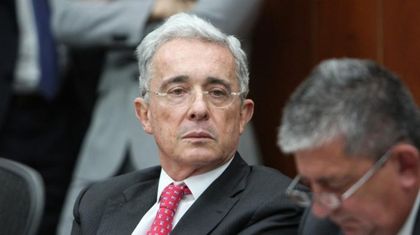 Imagen de Al expresidente Uribe no le gustó el “meme” que circula con falsas donaciones para las vías