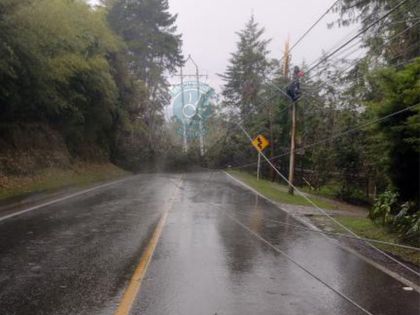 Imagen de Cerrada la vía El Retiro-La Fe por caída de un poste