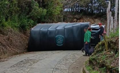 Imagen de Vía cerrada en la vereda Ojo de Agua; se volcó camión de un acueducto de Rionegro