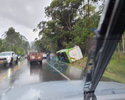 Imagen de  Tres heridos dejó volcamiento de un bus en la vía Aeropuerto JMC-El Tablazo