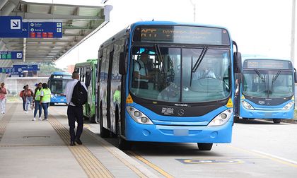 Rutas P24B y P40A del MIO tendrán desvíos por obras de Emcali en la carrera 8 de Cali desde este sábado